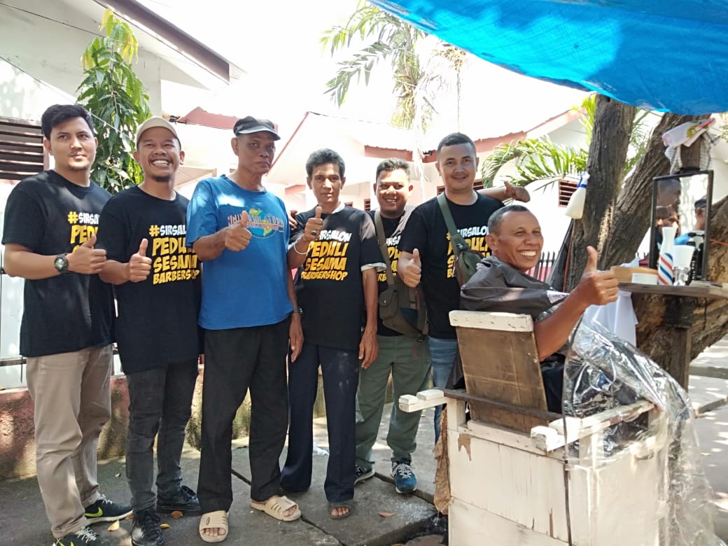 Sambut Tahun Baru, Sir Salon  Berbagi Bingkisan Kepada Tukang Pangkas Kaki Lima